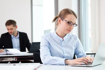 Arbeiten nach dem Desk-Sharing-Prinzip? Die Arbeitsbedingungen sollten Bewerber beim Vorstellungsgespräch abklopfen, um sich später im Büro wohlzufühlen.