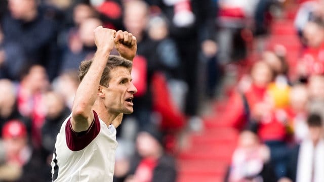 Thomas Müller brachte die Bayern mit seinem Treffer gegen den FC Augsburg in Führung. Thomas Müller brachte die Bayern mit seinem Treffer gegen den FC Augsburg in Führung.