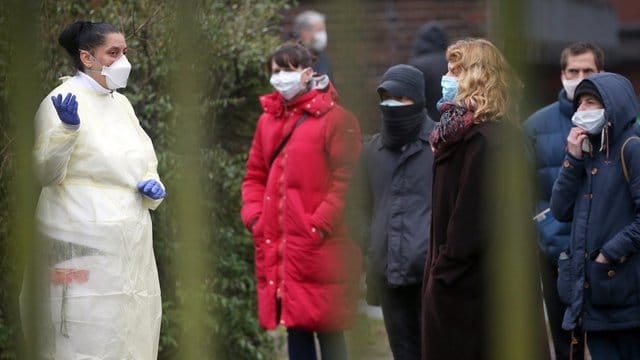 Eine Mitarbeiterin des Wenckebach-Klinikums im Bezirk Tempelhof informiert Menschen über die Vorgehensweise in der Abklärungsstelle Coronavirus.