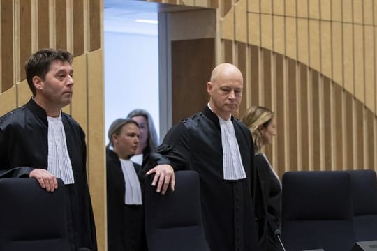 Der Vorsitzende Richter, Hendrik Steenhuis (r), und Richter Dagmar Koster (l) nehmen im Gerichtssaal ihre Plätze ein.