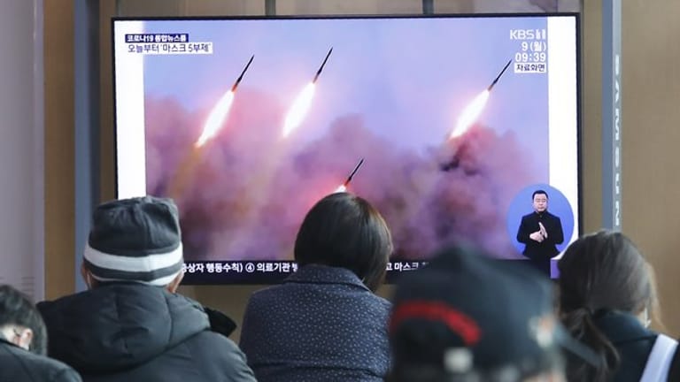 Menschen verfolgen in einem Bahnhof in Seoul eine Nachrichtensendung, die über einen Raketentest von Nordkorea berichtet.