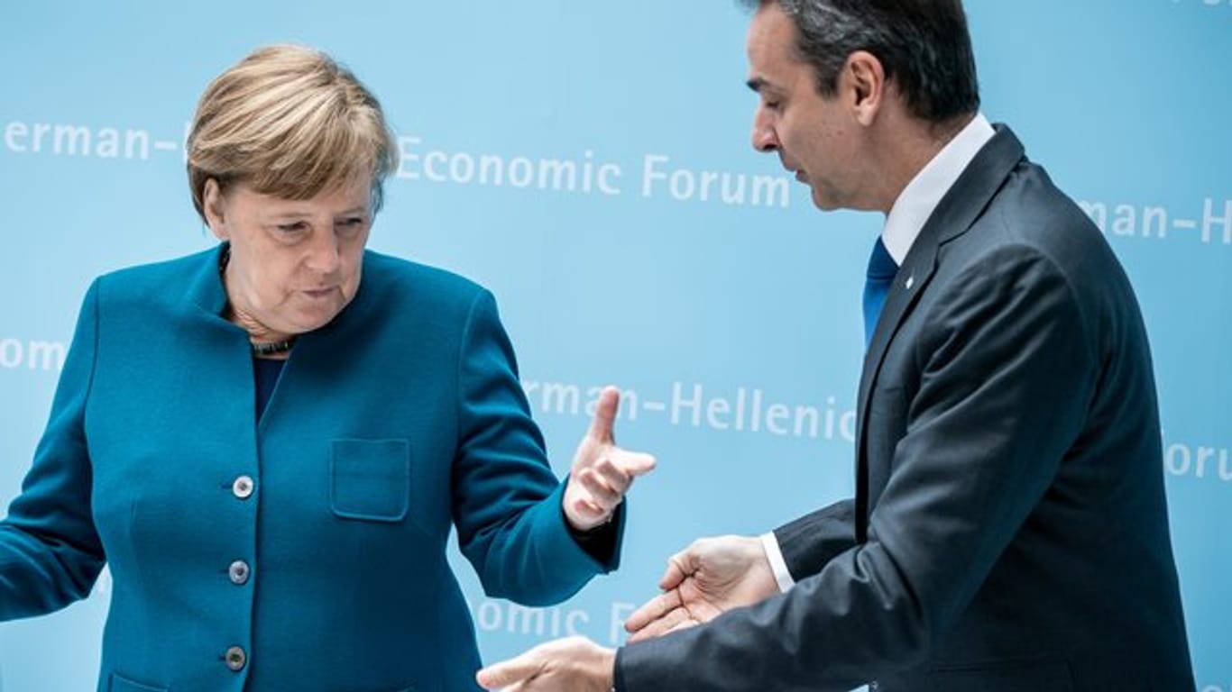 Kanzlerin Angela Merkel begrüßt Kyriakos Mitsotakis, Premierminister von Griechenland, zu Beginn des Deutsch-Griechischen Wirtschaftsforums.
