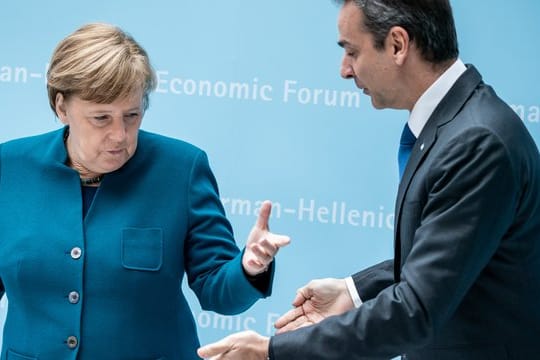 Kanzlerin Angela Merkel begrüßt Kyriakos Mitsotakis, Premierminister von Griechenland, zu Beginn des Deutsch-Griechischen Wirtschaftsforums.