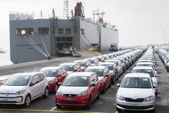 Autos im Emdener Hafen: Von hier aus verschiffen Deutschlands Automobilhersteller Wagen in die ganze Welt.