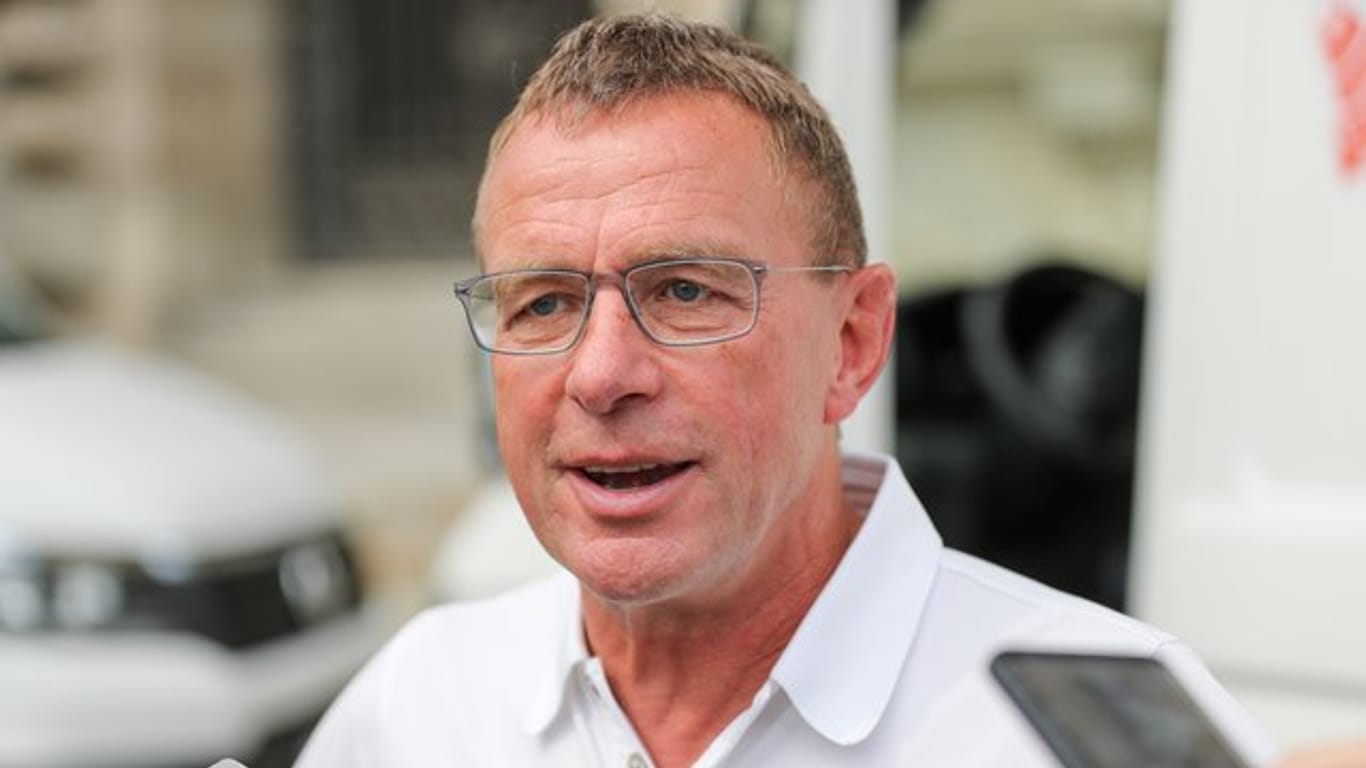 Trainer Ralf Rangnick dementiert Wechselgerüchte zum AC Mailand.