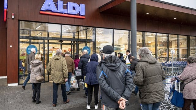 Aldi bietet bundesweit Desinfektionsmittel und andere Hygieneartikel zu günstigen Preisen an. Aldi bietet bundesweit Desinfektionsmittel und andere Hygieneartikel zu günstigen Preisen an.