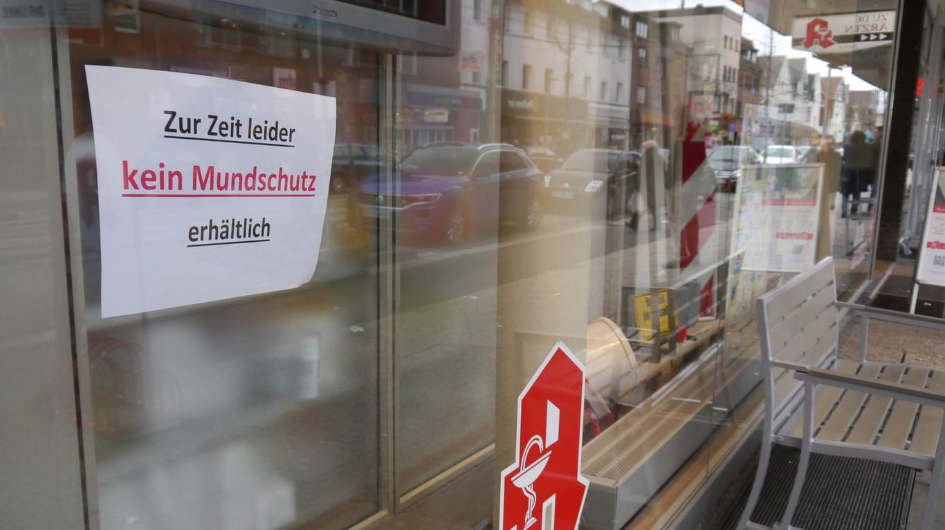 Mundschutz ist in einer Apotheke in Bielefeld ausverkauft: In der Stadt gibt es nun zwei bestätigte Coronafälle.