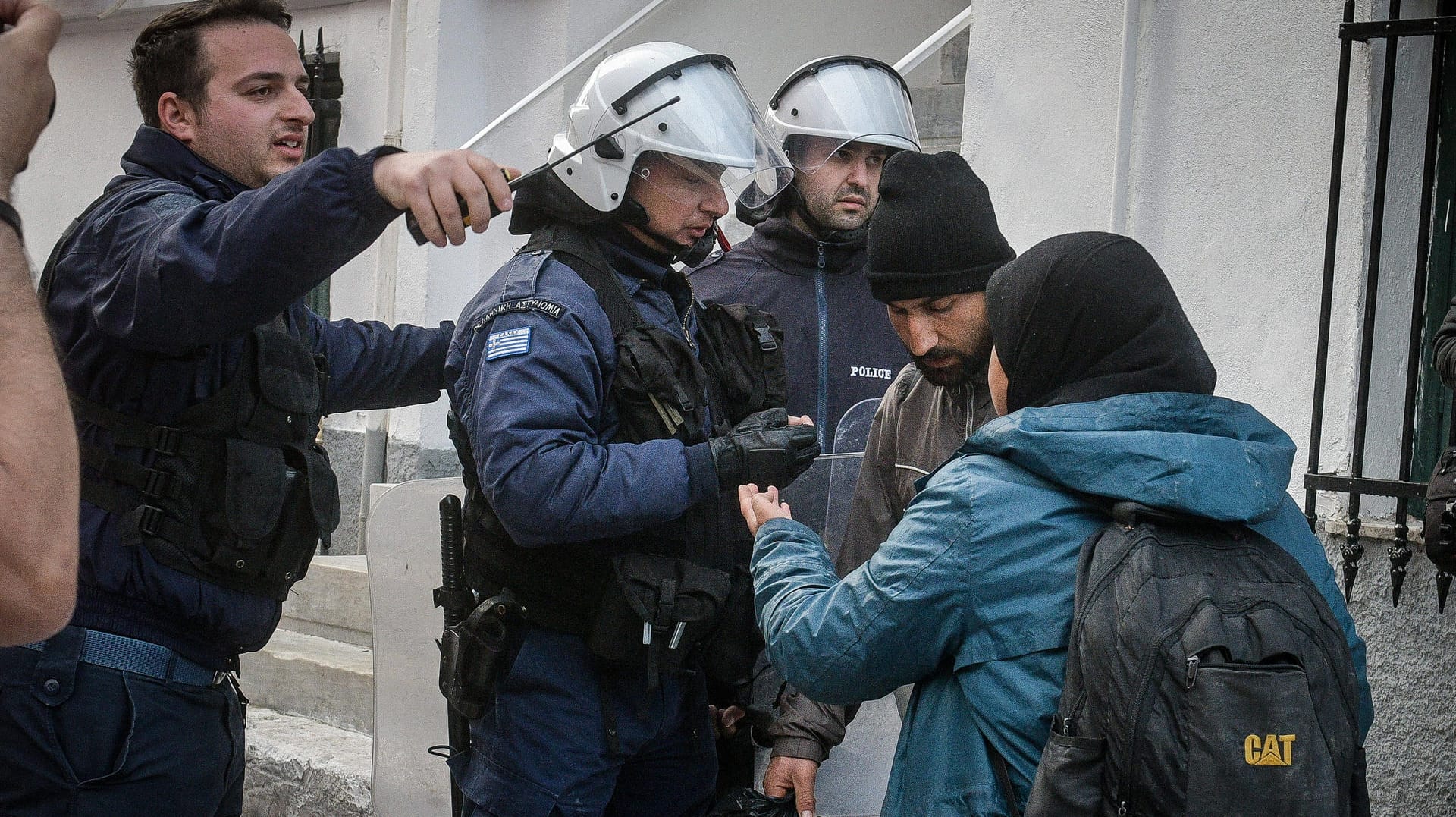 Flüchtlinge werden auf dem Weg aus dem Flüchtlingslager Moria zum Hafen von Mytilene von der Polizei gestoppt: Die Verzweiflung der Menschen ist groß.