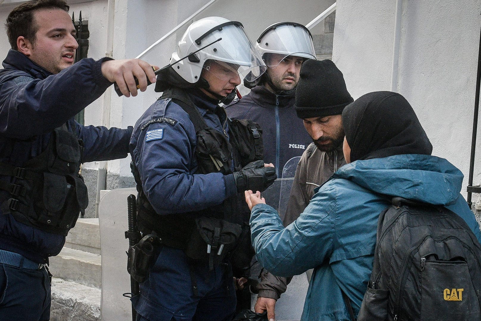 Flüchtlinge werden auf dem Weg aus dem Flüchtlingslager Moria zum Hafen von Mytilene von der Polizei gestoppt: Die Verzweiflung der Menschen ist groß.