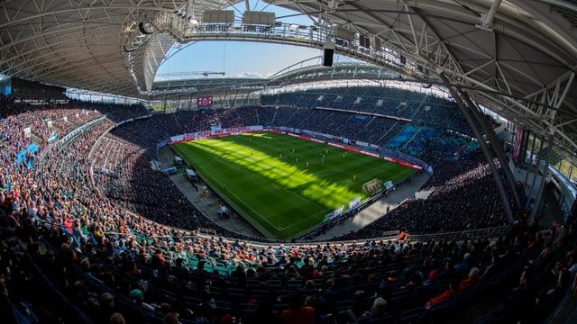 Das Champions-League-Spiel von RB Leipzig gegen Tottenham Hotspur findet wie geplant mit Zuschauern statt. Das Champions-League-Spiel von RB Leipzig gegen Tottenham Hotspur findet wie geplant mit Zuschauern statt.