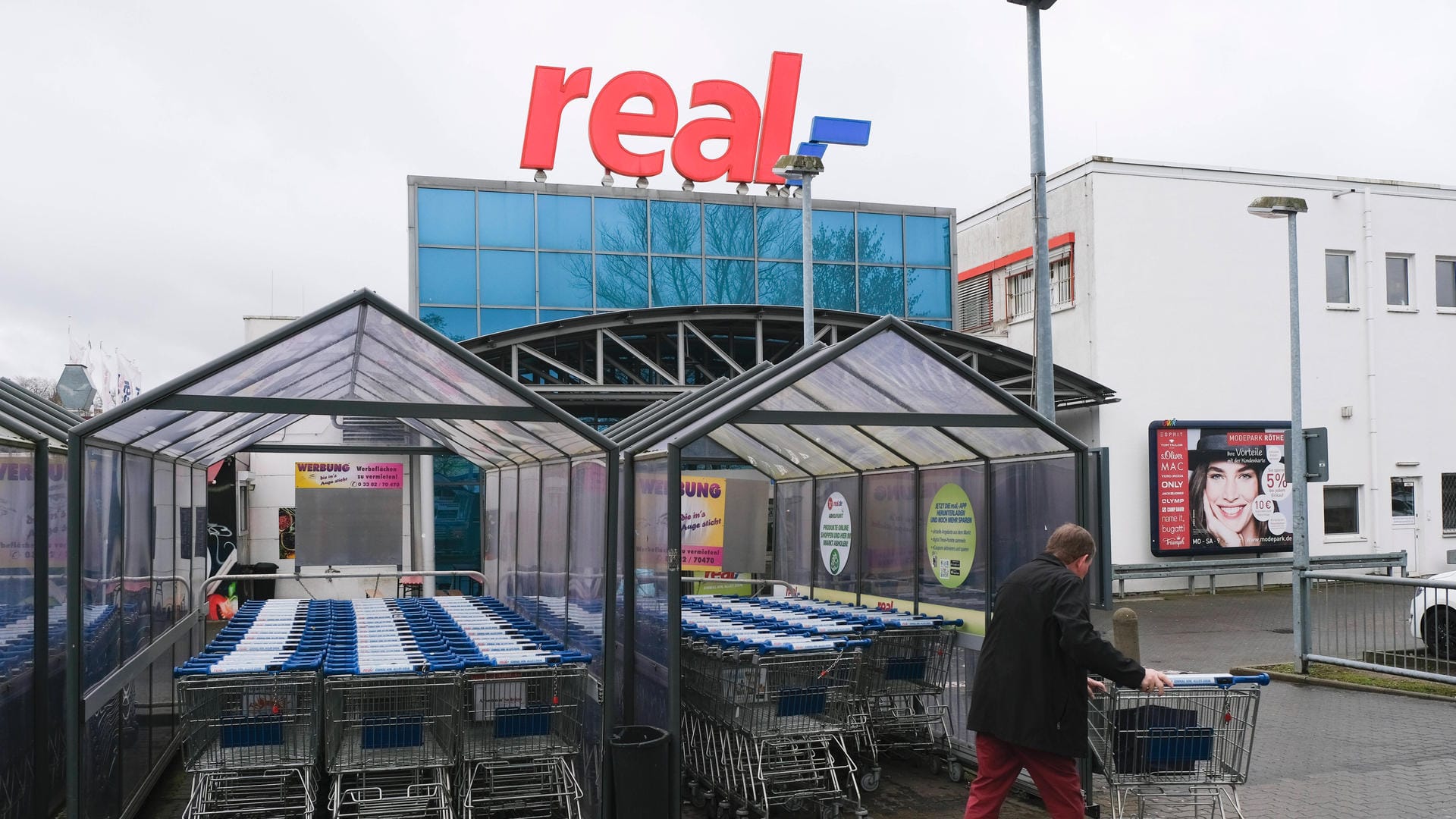 Real-Markt im brandenburgischen Teltow: Nach dem Verkauf an einen russischen Investor muss auch die alte Führungsspitze gehen. Real-Markt im brandenburgischen Teltow: Nach dem Verkauf an einen russischen Investor muss auch die alte Führungsspitze gehen.