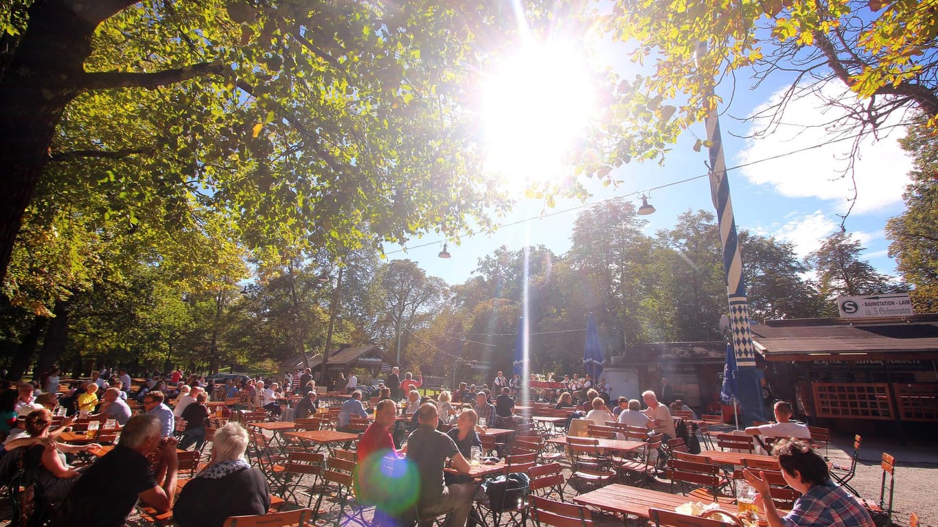 Sonne im bayrischen Biergarten: In Teilen Deutschlands kann man diese Woche bereits Frühlingsluft schnuppern. (Archivbild)