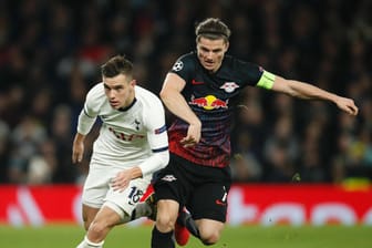 Spielen im Rückspiel vor gefüllten Rängen: Tottenhams Giovani Lo Celso (l.) und Leipzigs Marcel Sabitzer (r.).