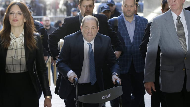 Harvey Weinstein: Seit einer Operation am Rücken ist der 67-Jährige auf eine Gehilfe angewiesen.