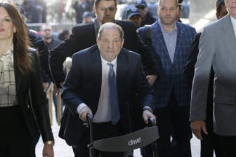 Harvey Weinstein: Seit einer Operation am Rücken ist der 67-Jährige auf eine Gehilfe angewiesen.