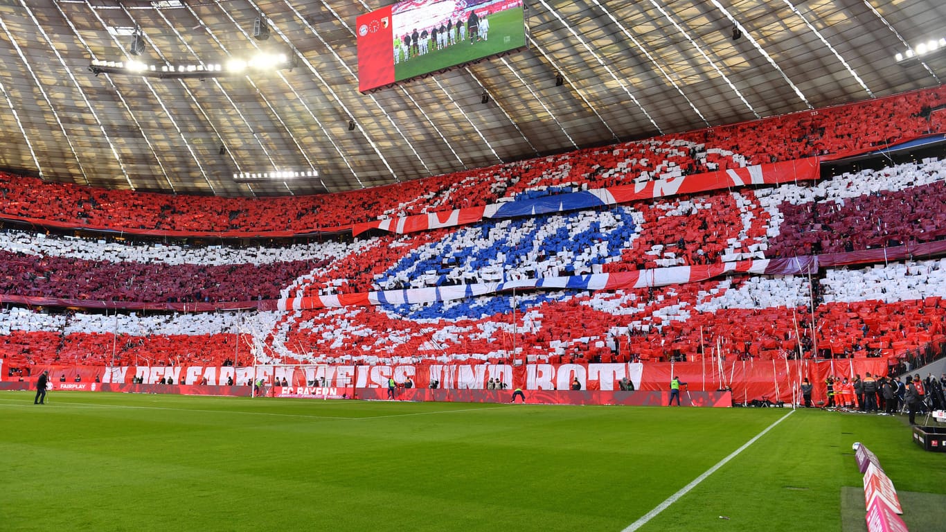 Fanchoreographie beim FC Bayern München: Der FCB-Arzt Roland Schmidt spricht sich für Spiele ohne mit Zuschauern gefüllten Rängen aus.