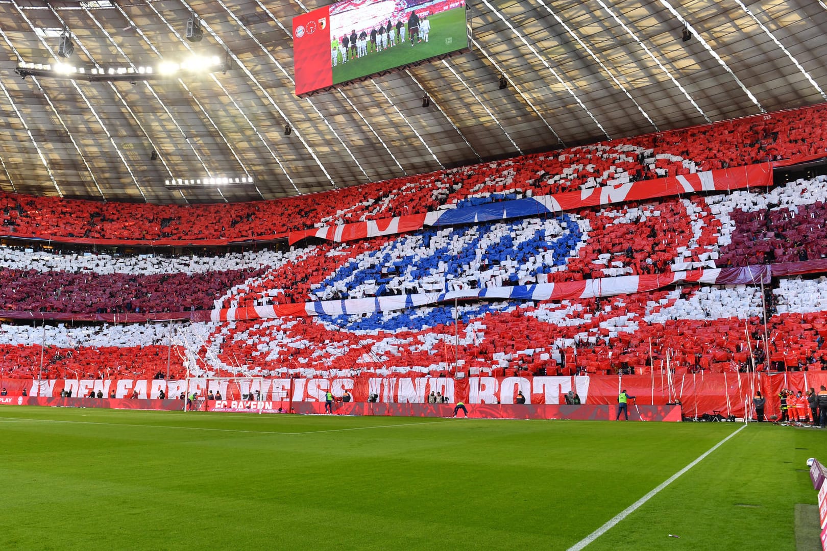 Fanchoreographie beim FC Bayern München: Der FCB-Arzt Roland Schmidt spricht sich für Spiele ohne mit Zuschauern gefüllten Rängen aus.