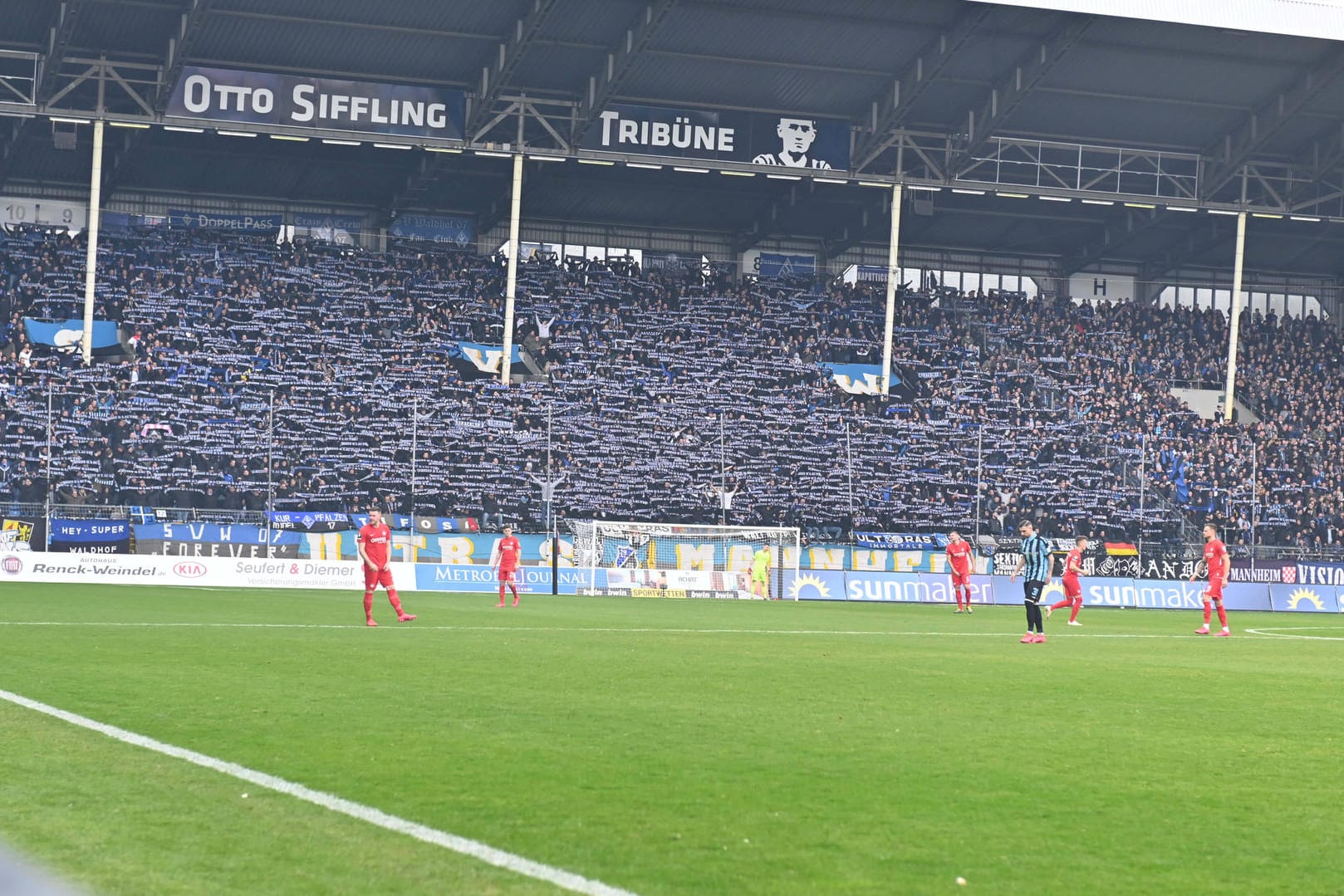 Das Stadion von Waldhof Mannheim: Der Traditionsklub ist für Geisterspiele abgesichert, das gilt aber nicht für jeden Drittligisten.