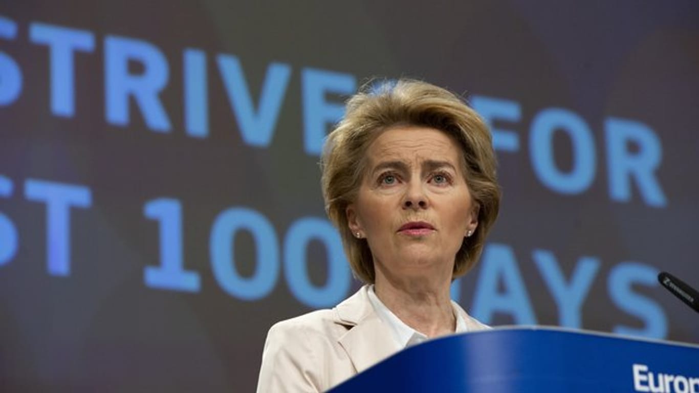 Ursula von der Leyen, Präsidentin der Europäischen Kommission, spricht während einer Medienkonferenz zu ihren ersten 100 Tagen im Amt.