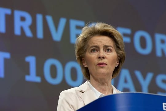Ursula von der Leyen, Präsidentin der Europäischen Kommission, spricht während einer Medienkonferenz zu ihren ersten 100 Tagen im Amt.