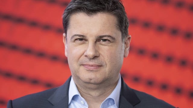 DFL-Chef Christian Seifert stellt sich auf Bundesligaspiele ohne Zuschauer ein. DFL-Chef Christian Seifert stellt sich auf Bundesligaspiele ohne Zuschauer ein.