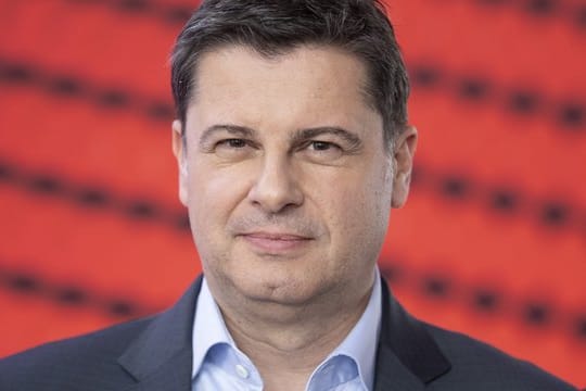 DFL-Chef Christian Seifert stellt sich auf Bundesligaspiele ohne Zuschauer ein.