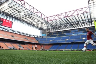 So könnte es am kommenden Wochenende auch in der Bundesliga aussehen: Leere Ränge beim Serie-A-Spiel zwischen AC Mailand und CFC Genua.