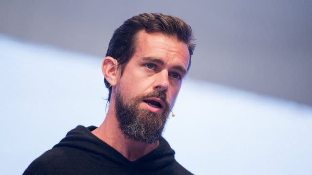 Twitter-Chef Jack Dorsey überdenkt nach Druck von Investoren seine Absicht, ein halbes Jahr lang von Afrika aus zu arbeiten. Twitter-Chef Jack Dorsey überdenkt nach Druck von Investoren seine Absicht, ein halbes Jahr lang von Afrika aus zu arbeiten.