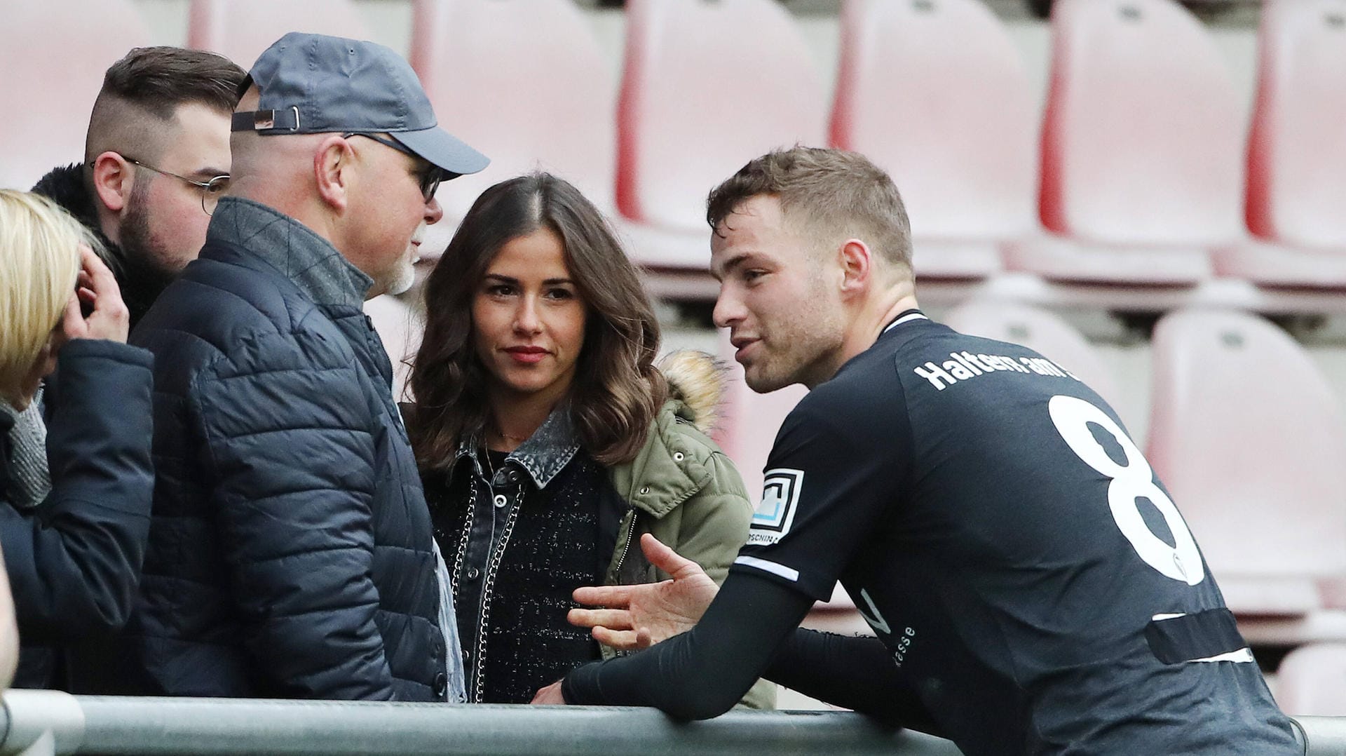 Julian Büscher (rechts) vom TuS Haltern mit Sarah Lombardi bei einem früheren Spiel: Auch das Spiel gegen den Wuppertaler SV besuchte Lombardi.