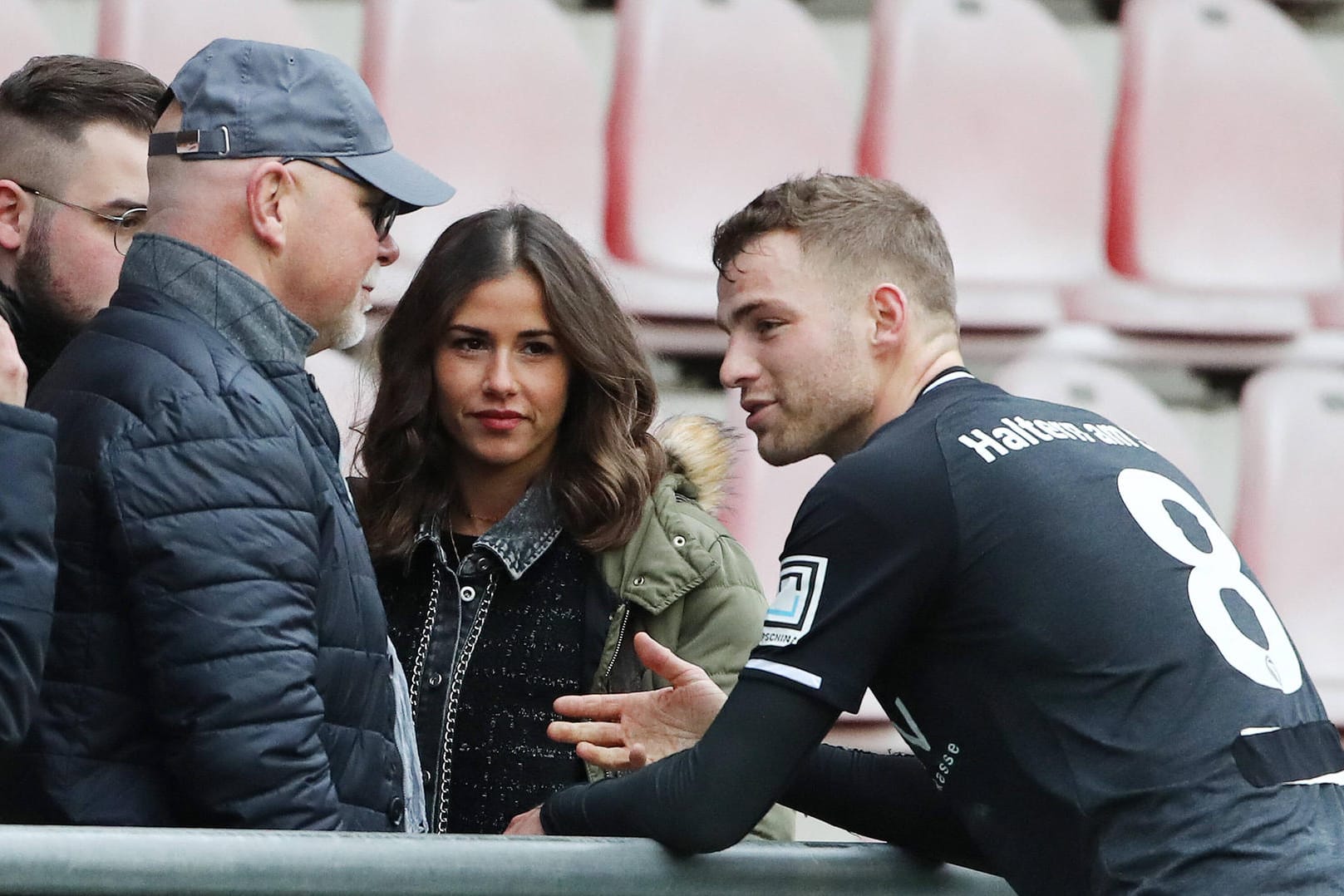 Julian Büscher (rechts) vom TuS Haltern mit Sarah Lombardi bei einem früheren Spiel: Auch das Spiel gegen den Wuppertaler SV besuchte Lombardi.