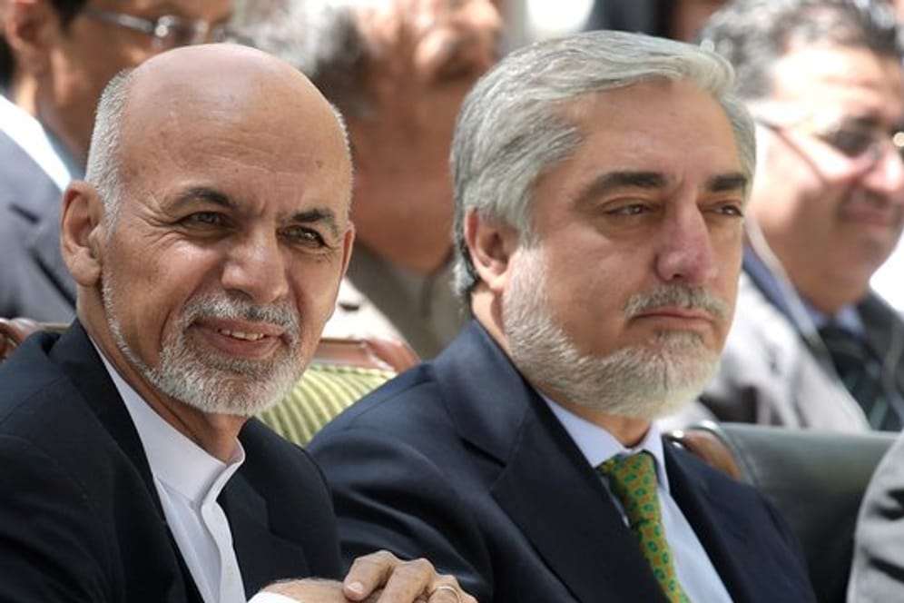 Der afghanische Präsident Ashraf Ghani (l) und der afghanische Regierungsvorsitzende Abdullah Abdullah streiten über den Ausgang der Präsidentenwahl in Afghanistan.