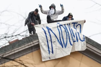 Strafgefangene auf einem Gefängnisdach in Mailand: Die Insassen des San-Vittore-Gefängnis rebellieren aufgrund der Maßnahmen gegen die Verbreitung des Coronavirus.
