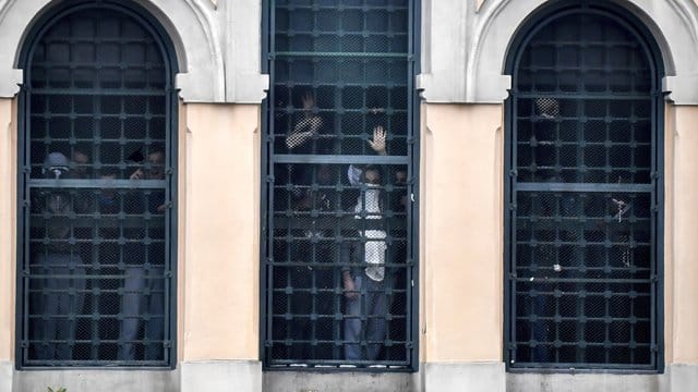 Rebellierende Menschen hinter den Fenstern des San-Vittore-Gefängnisses. Rebellierende Menschen hinter den Fenstern des San-Vittore-Gefängnisses.