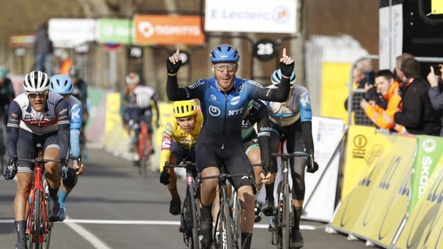 Giacomo Nizzolo feiert seine Sieg auf der zweiten Etappe von Paris-Nizza.