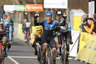 Giacomo Nizzolo feiert seine Sieg auf der zweiten Etappe von Paris-Nizza.