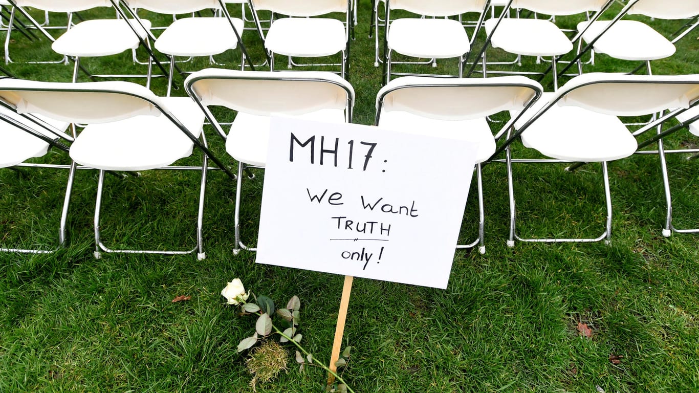 Gedenken an die Opfer des Fluges MH17: Die Angehörigen der Toten fordern die Wahrheit über die Ereignisse.