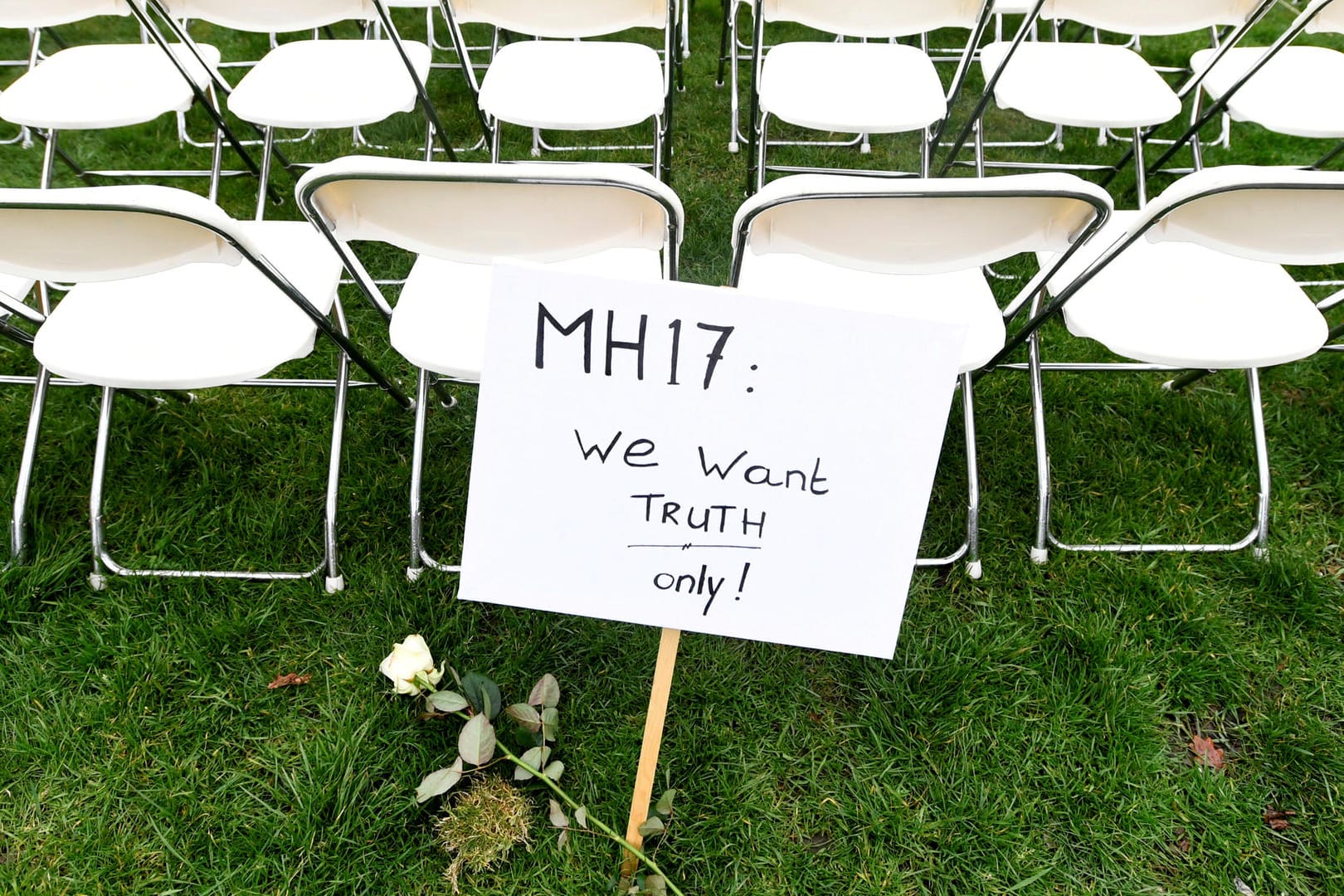Gedenken an die Opfer des Fluges MH17: Die Angehörigen der Toten fordern die Wahrheit über die Ereignisse.