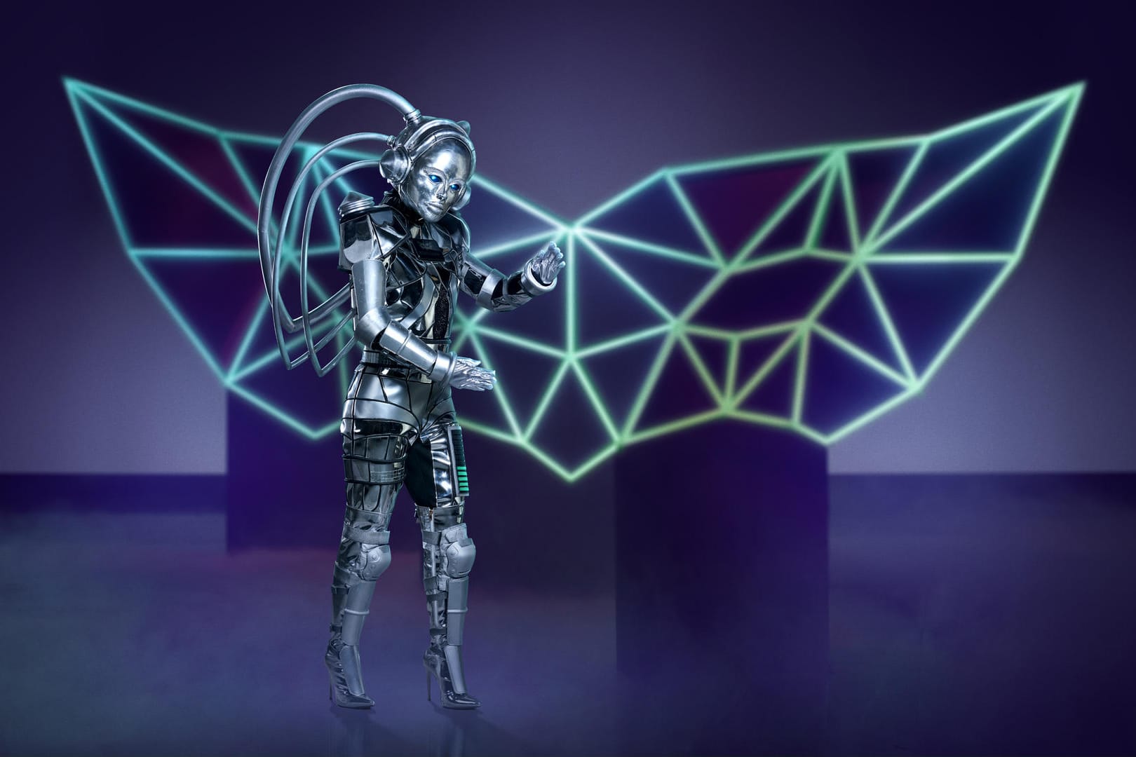 Der Roboter: Hinter der Maske versteckt sich ein Promi.