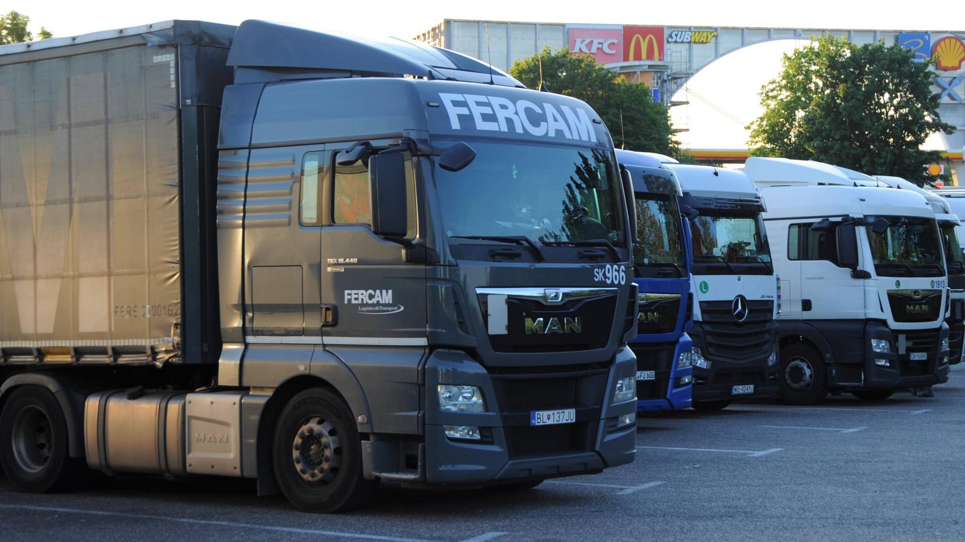 Ein MAN LKW-Sattelzug auf einem Autohof: Der Lastwagenbauer will viele Stellen streichen.