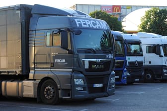 Ein MAN LKW-Sattelzug auf einem Autohof: Der Lastwagenbauer will viele Stellen streichen.