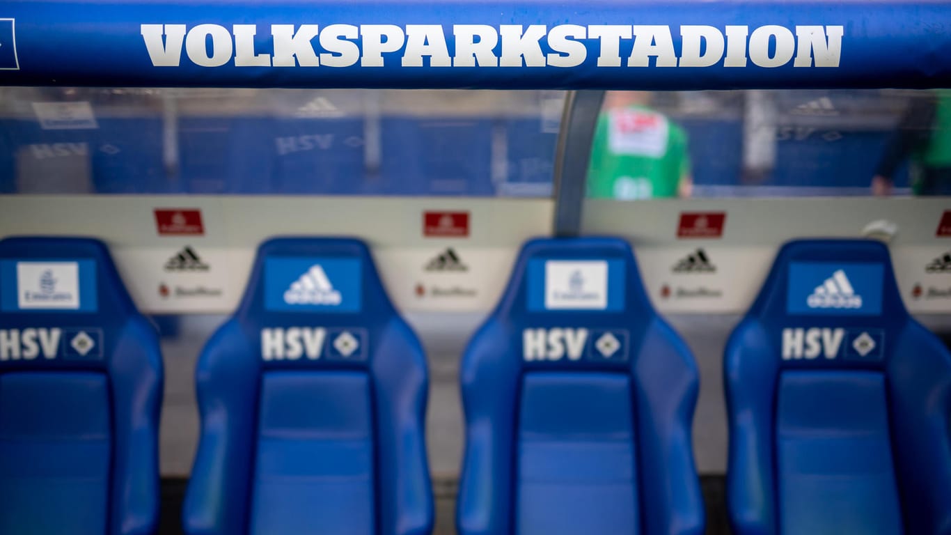 Die leere Spielerbank im Hamburger Volksparkstadion (Symbolbild): Der HSV verschiebt seinen Mitgliedervorverkauf für zwei Heimspiele.