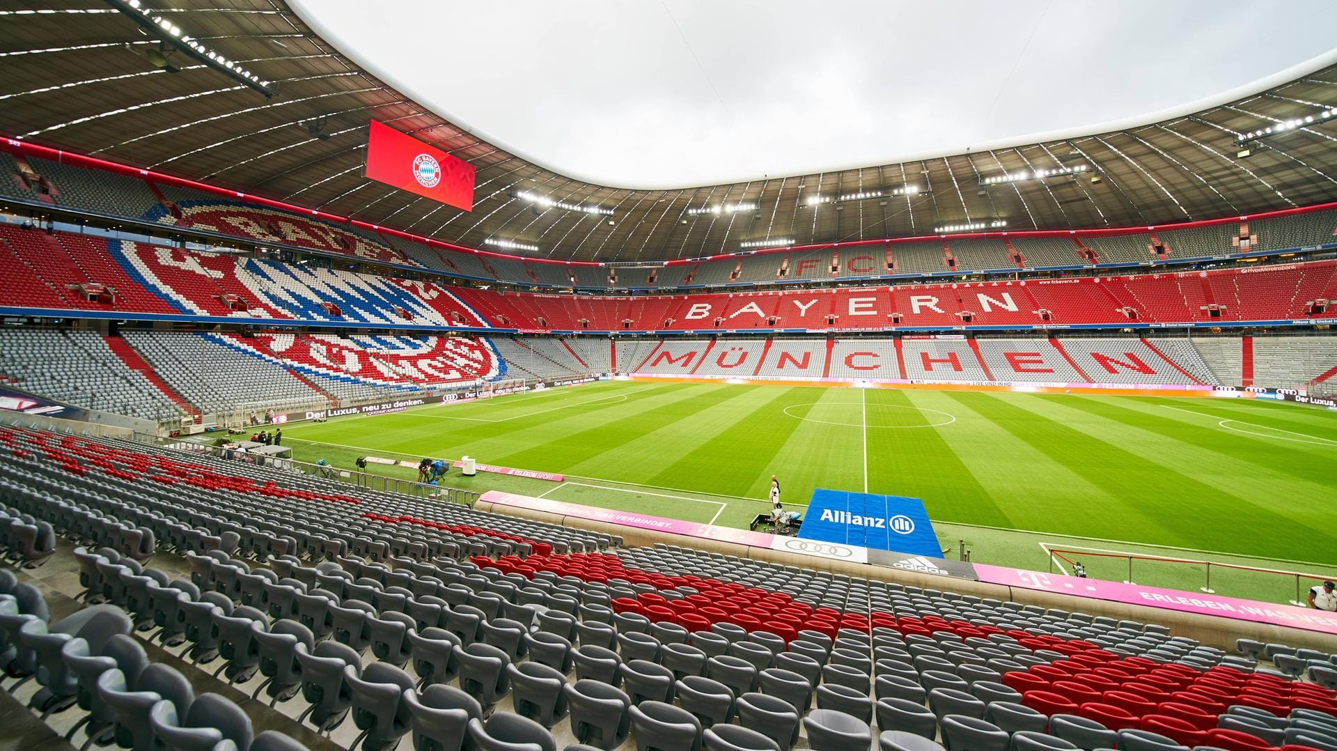 Allianz-Arena München: Die Heimstätte des FC Bayern könnte vorerst für Zuschauer geschlossen bleiben. Allianz-Arena München: Die Heimstätte des FC Bayern könnte vorerst für Zuschauer geschlossen bleiben.