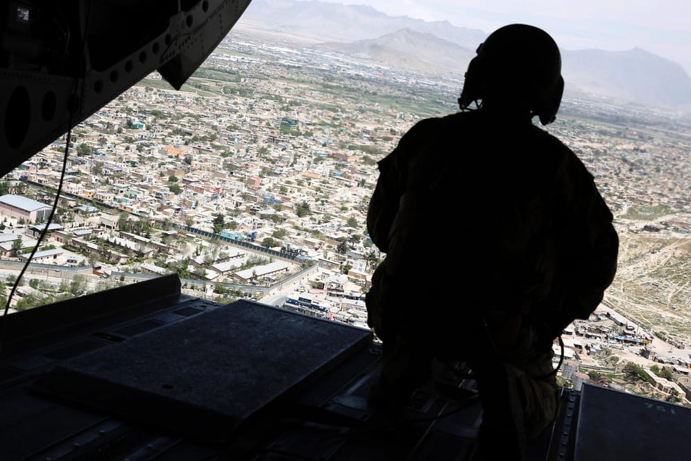Ein US-Soldat an Bord eines Helikopters über Afghanistan: Die USA haben nach eigenen Angaben mit dem Truppenabzug begonnen.