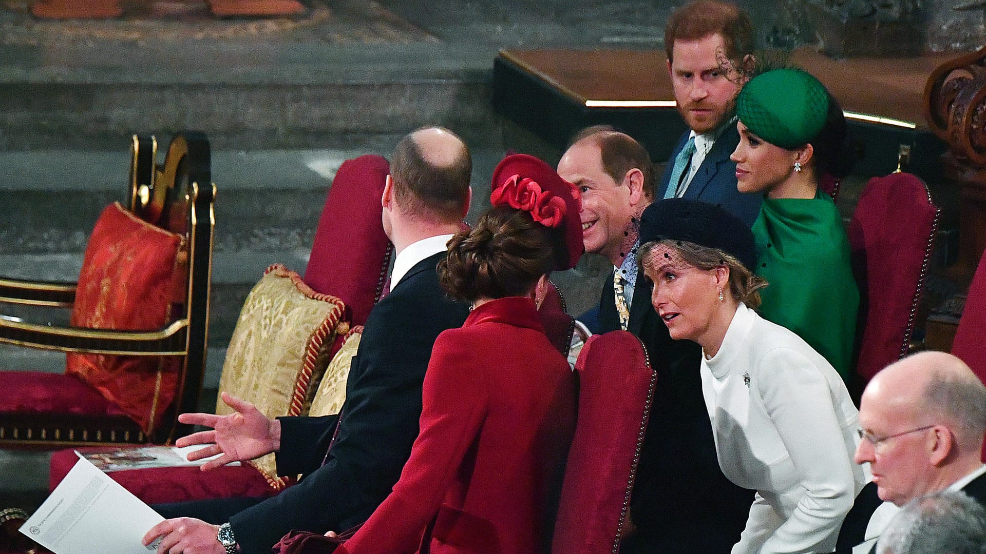 William und Kate unterhalten sich mit Gräfin Sophie und Prinz Edward, aber nicht mit Harry und Meghan.