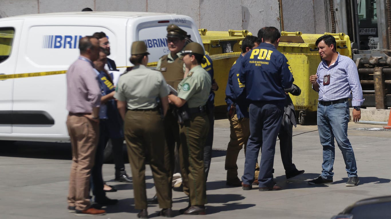 Sicherheitskräfte im Frachtbereich des Flughafens der chilenischen Hauptstadt: Räuber haben dort Millionen von US-Dollar und Euro erbeutet.