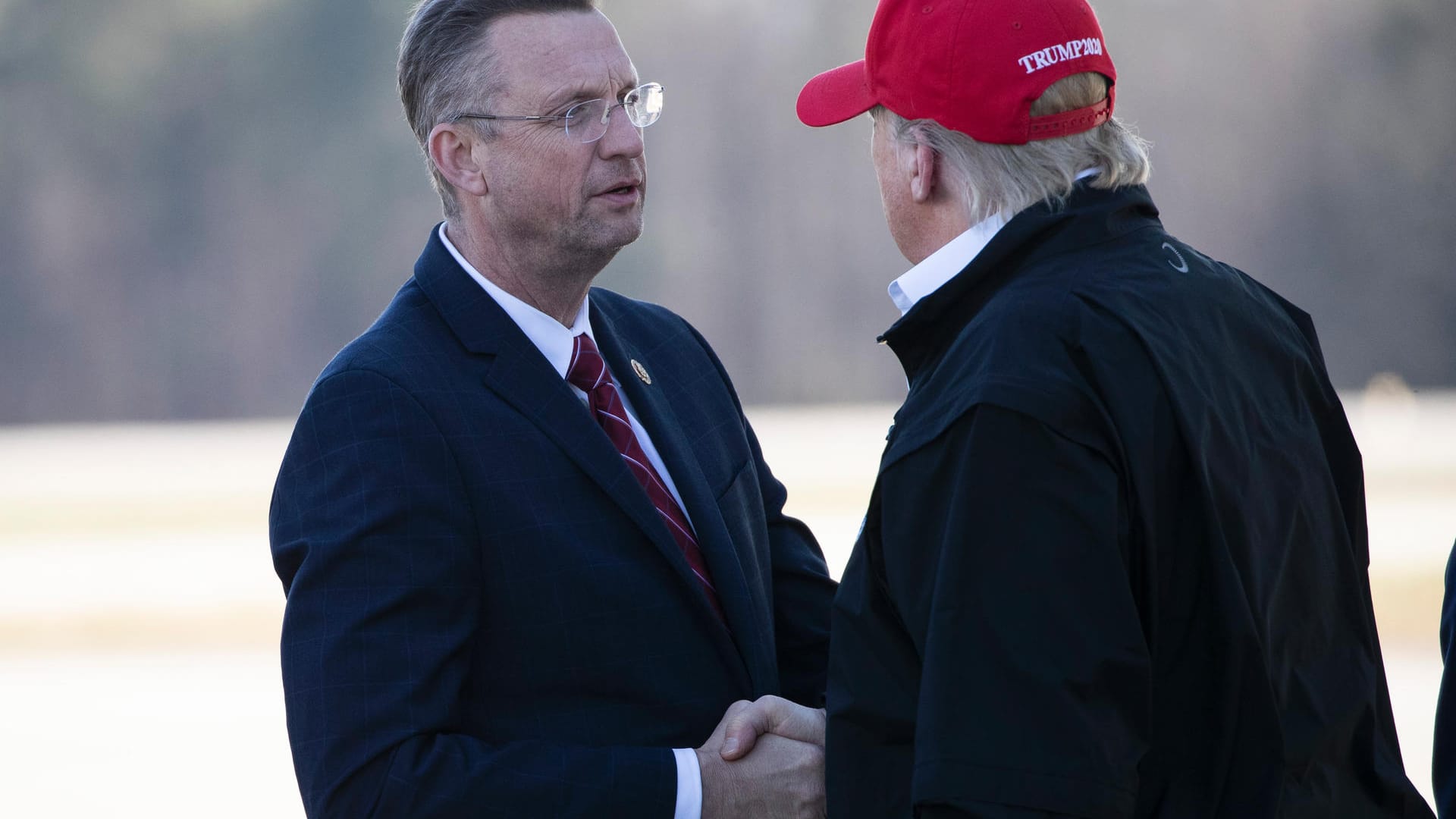 Der republikanische Kongressabgeordnete Doug Collins beim Handschlag mit Donald Trump am 6. März: Collins ist nun in Quarantäne, weil er in Kontakt mit einem Infizierten stand.