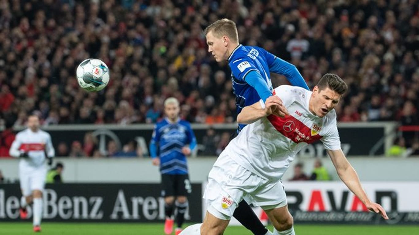 Teilten sich im Zweitliga-Spitzenspiel in Stuttgart die Punkte: Bielefelds Joakim Nilsson (l) und VfB-Torschütze Mario Gomez.