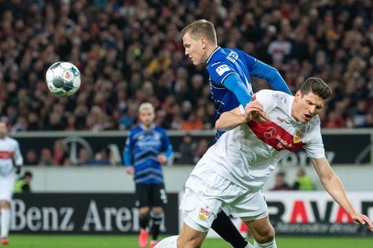 Teilten sich im Zweitliga-Spitzenspiel in Stuttgart die Punkte: Bielefelds Joakim Nilsson (l) und VfB-Torschütze Mario Gomez.