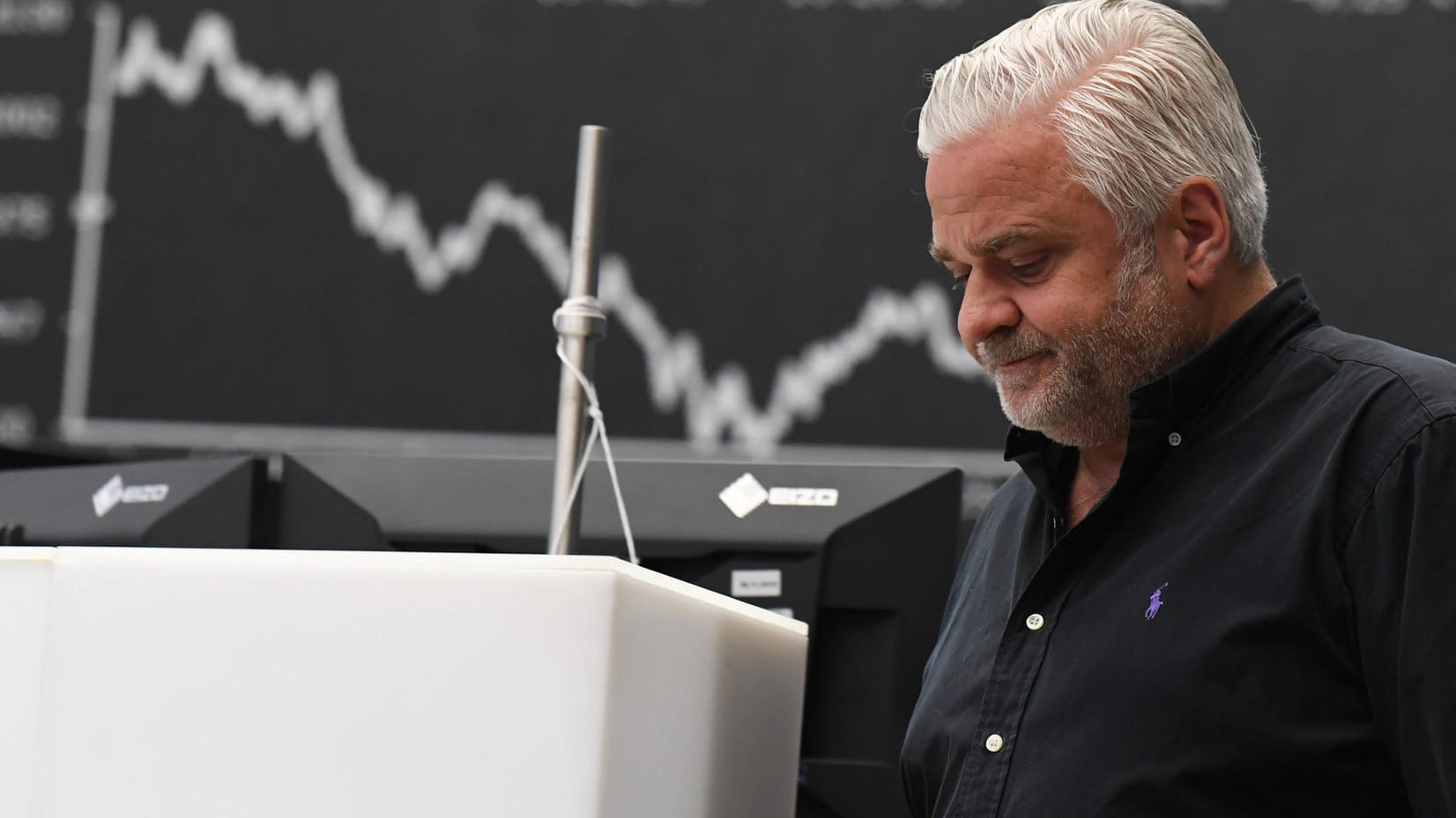 Ein Aktienhändler im Saal der Frankfurter Börse.