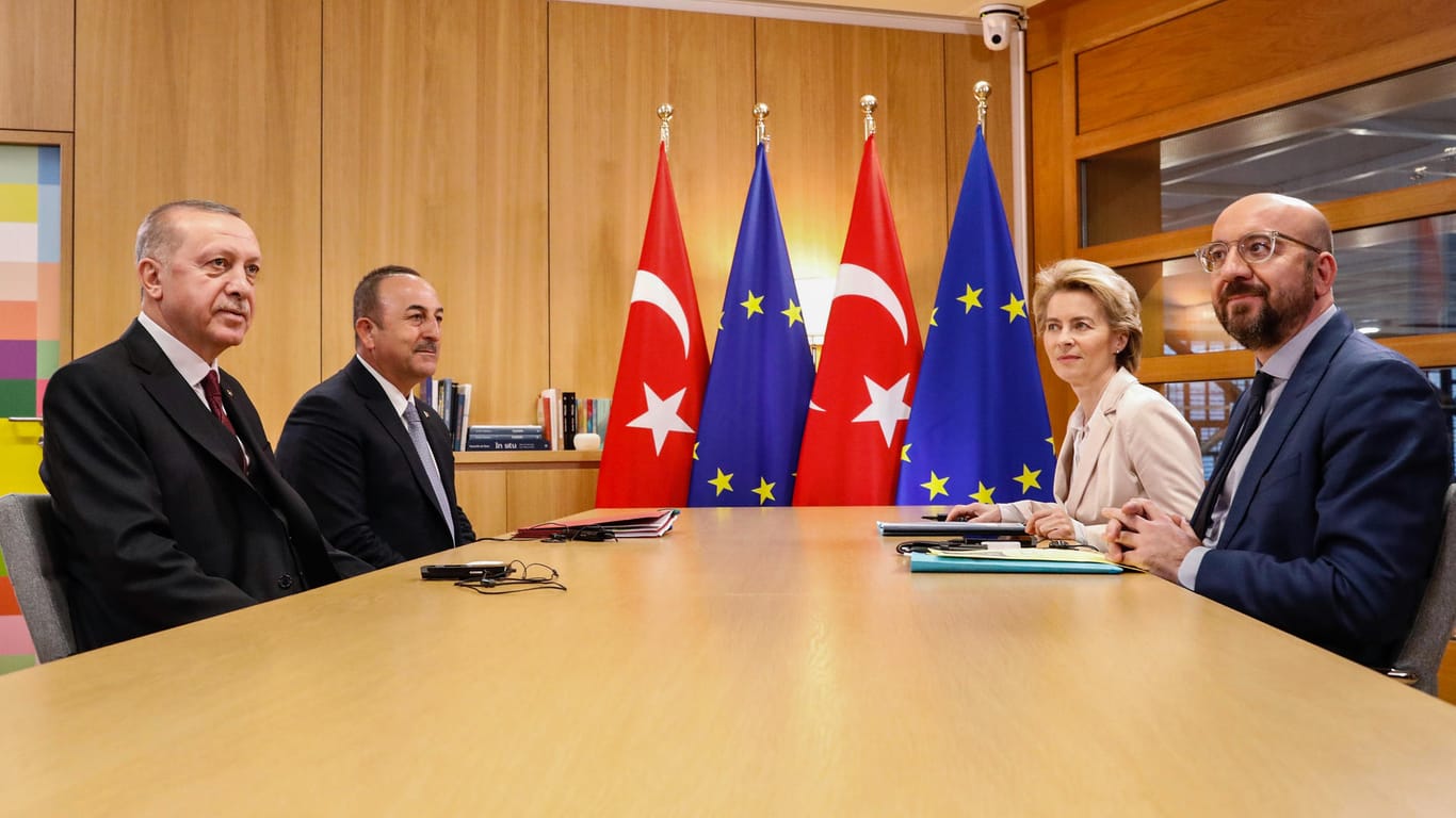 Der türkische Präsident Recep Tayyip Erdogan (v.l.), Außenminister Mevlut Cavusoglu, EU-Kommissionspräsidentin Ursula von der Leyen und Charles Michel, Präsident des Europäischen Rates.